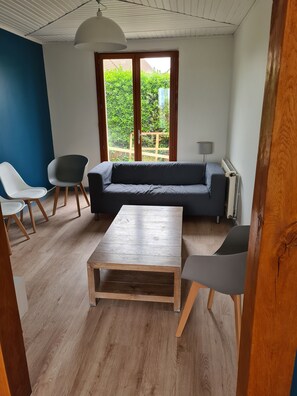 Fernseher, Kamin, Tischtennisplatte, Bücher