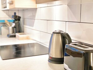 Kühlschrank, Mikrowelle, Herdplatte, Wasserkocher mit Kaffee-/Teezubehör
