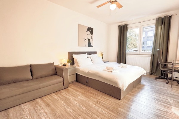 Schlafzimmer mit Arbeitsplatz / Frisiertisch