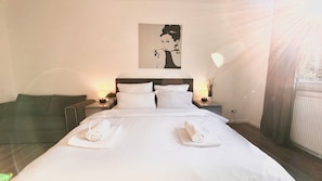 2 Schlafzimmer, Schreibtisch, Bügeleisen/Bügelbrett, Reisekinderbett