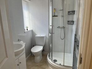 Mökki | Kylpyhuone | Suihku, hiustenkuivaaja, pyyhkeet