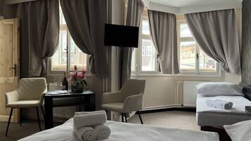 Habitación triple Confort | 1 habitación, cortinas blackout y tabla de planchar con plancha