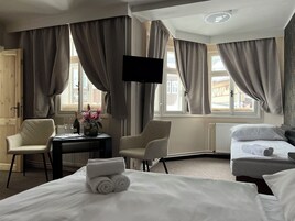 Comfort Triple Room | Blackout drapes, iron/ironing board, free WiFi, bed sheets