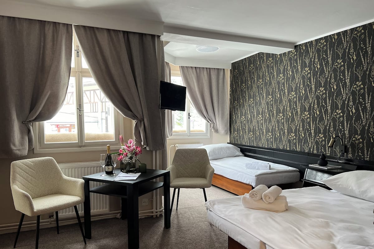 Comfort driepersoonskamer | 1 slaapkamer, verduisterende gordijnen, een strijkplank/strijkijzer