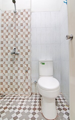 Deluxe tweepersoonskamer | Badkamer | Een douche, handdoeken, toiletpapier