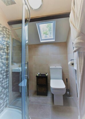 Cottage, 1 queensize bed | Badkamer | Een douche, een haardroger, handdoeken