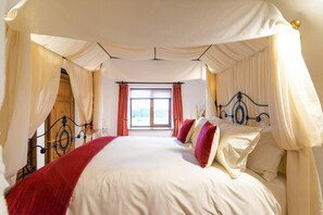 2 bedrooms, free WiFi, bed sheets - Lakeside Escape, Stone Countryside Cottage (Leek)