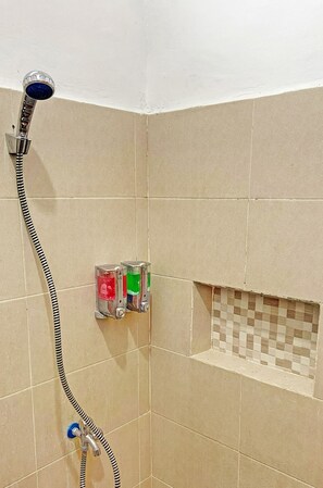 Deluxe Double Room | Bilik Mandi | Pancuran mandi, hulu semburan mandi hujan, sabun 