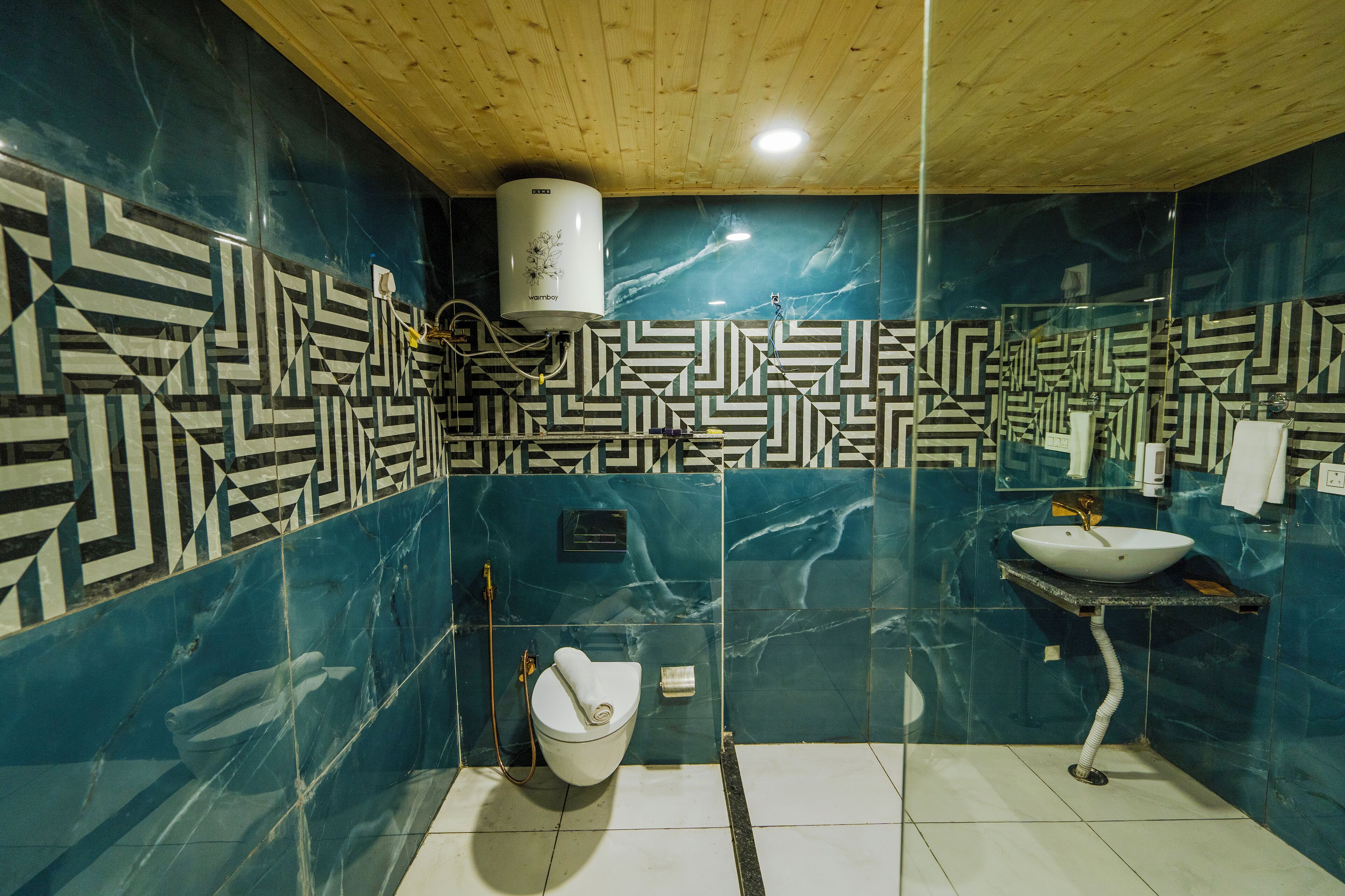 Un baño con inodoro, lavabo y ducha.