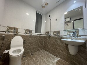 Bathroom - Sunny Apartment 87 Nguyen Khang (Hanoi)