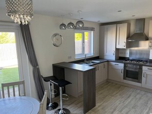Fridge, microwave, oven, stovetop - Remarkable 3-bed House in Wirral (Wirral)