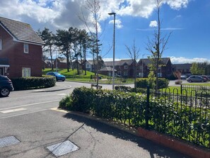 Property grounds - Remarkable 3-bed House in Wirral (Wirral)