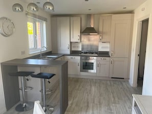 Fridge, microwave, oven, stovetop - Remarkable 3-bed House in Wirral (Wirral)