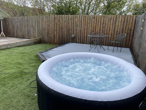 Outdoor spa tub - Remarkable 3-bed House in Wirral (Wirral)