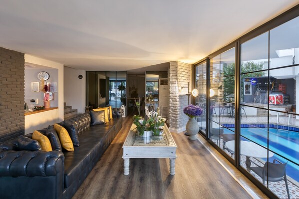 Coin salon dans le hall