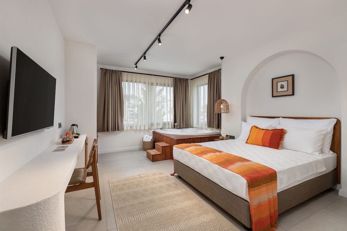 Bohem Jacuzzi Suite | 1 habitación, sábanas de algodón egipcio y ropa de cama de alta calidad