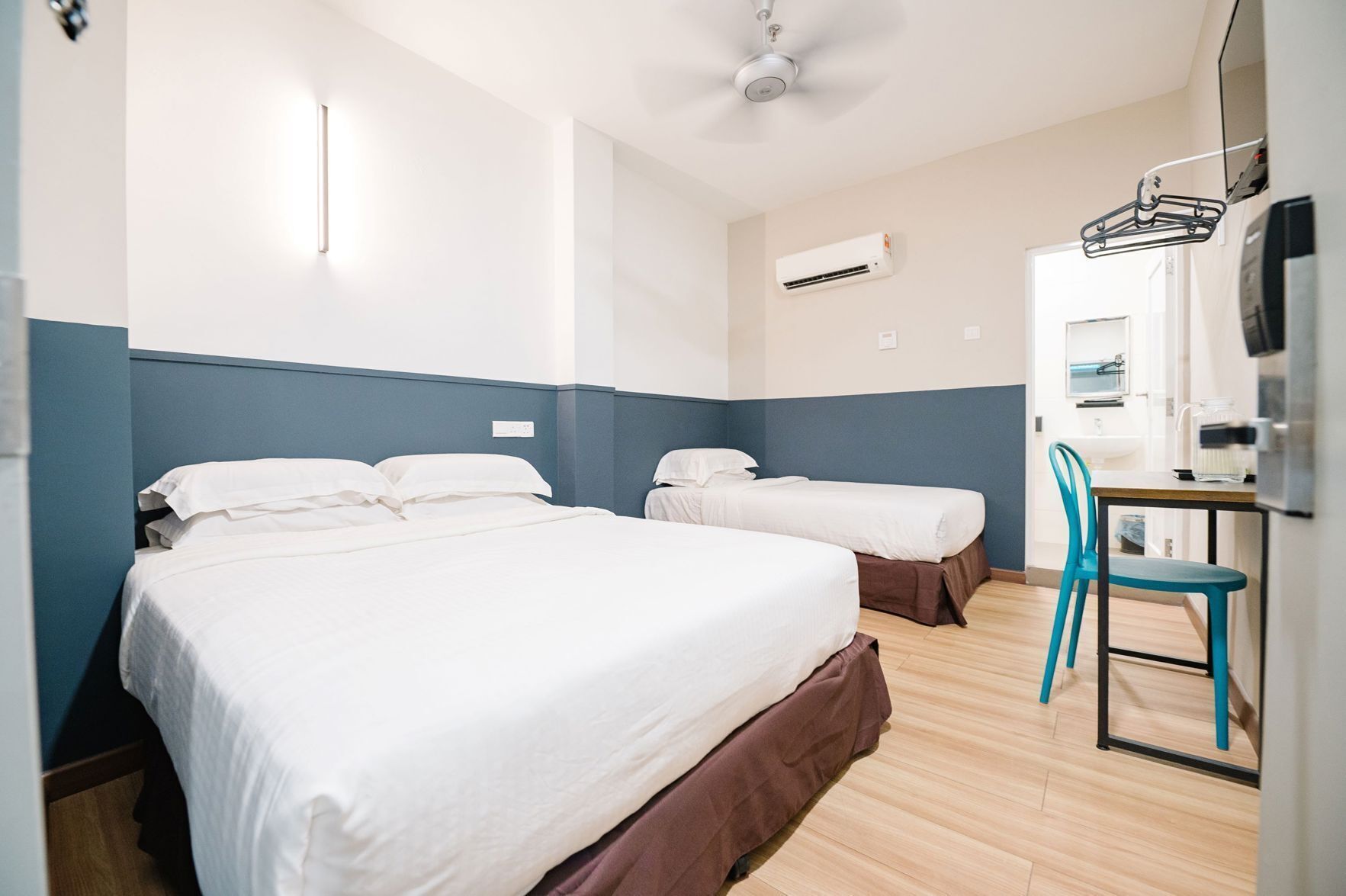 Escritorio, wifi gratis y ropa de cama 
