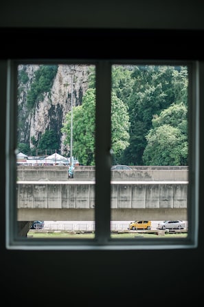 Skrivebord, wi-fi (inkludert) og sengetøy