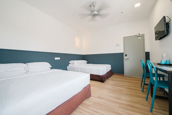 Quadruple Room | Desk, free WiFi, bed sheets