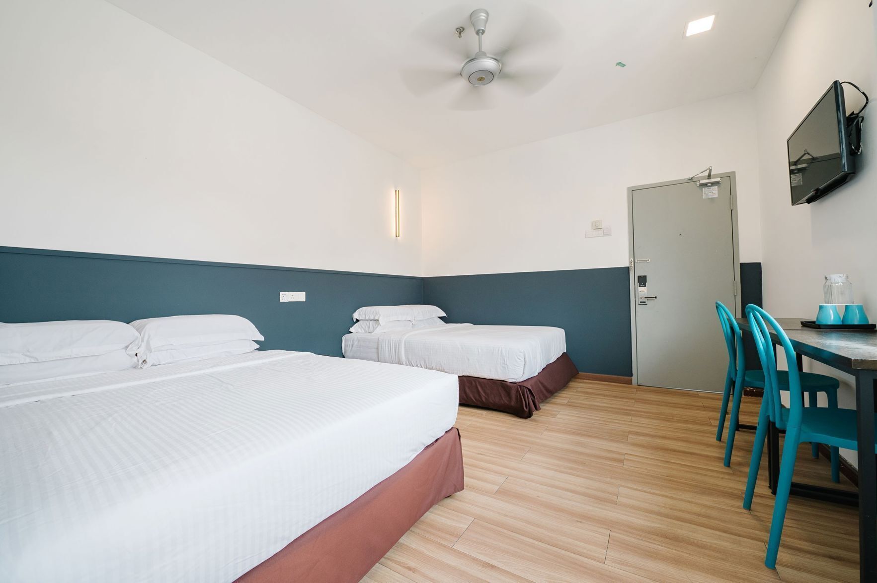 Escritorio, wifi gratis y ropa de cama 