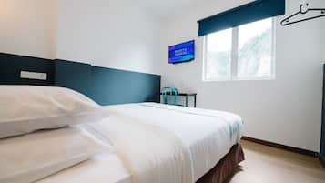 Double Room, 1 Queen Bed, Mountain View | Desk, free WiFi, bed sheets