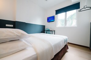 Double Room, 1 Queen Bed, Mountain View | Desk, free WiFi, bed sheets