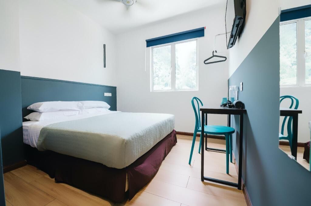 Escritorio, wifi gratis y ropa de cama 