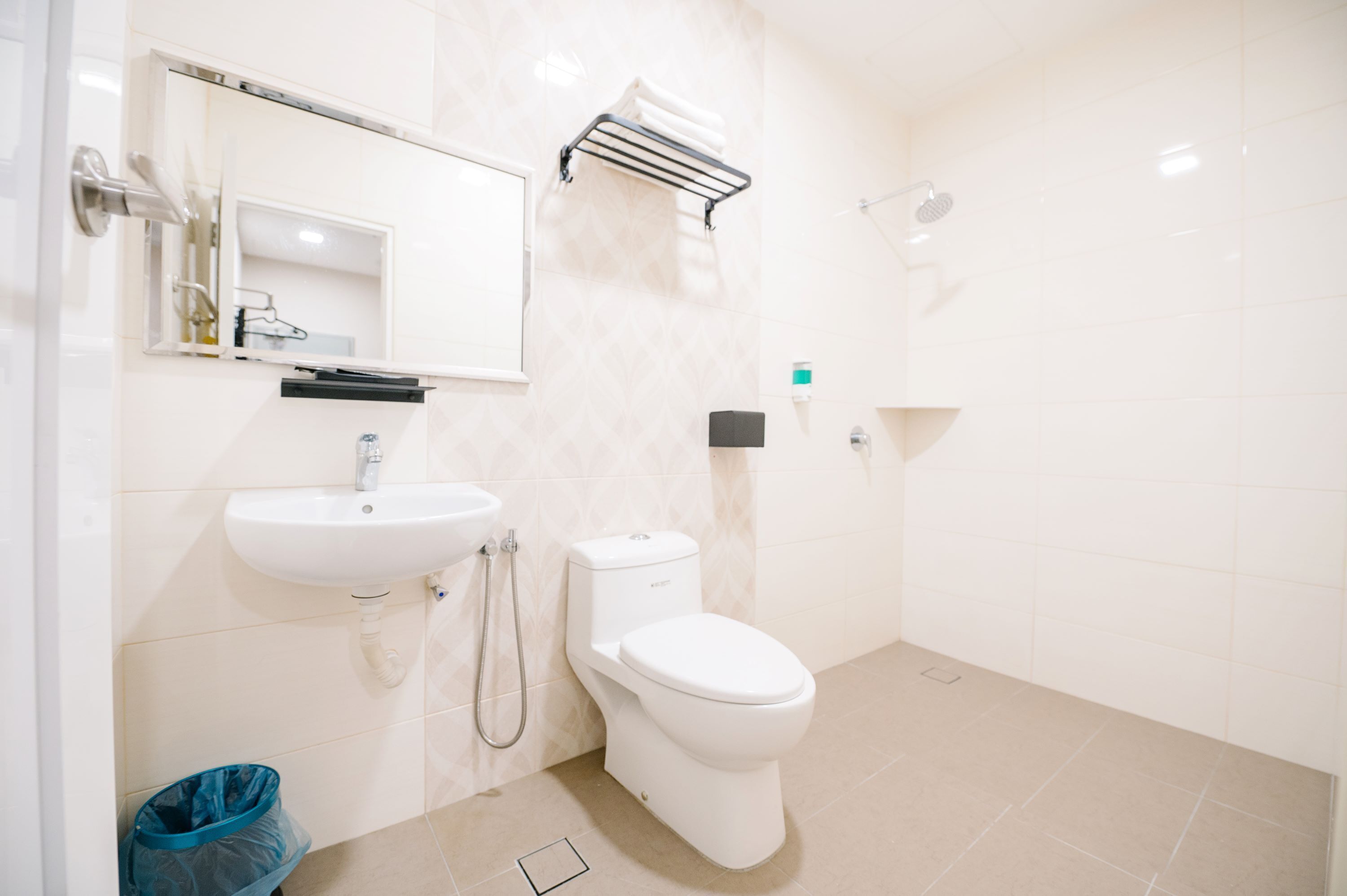 Un baño moderno con lavamanos, inodoro y ducha.