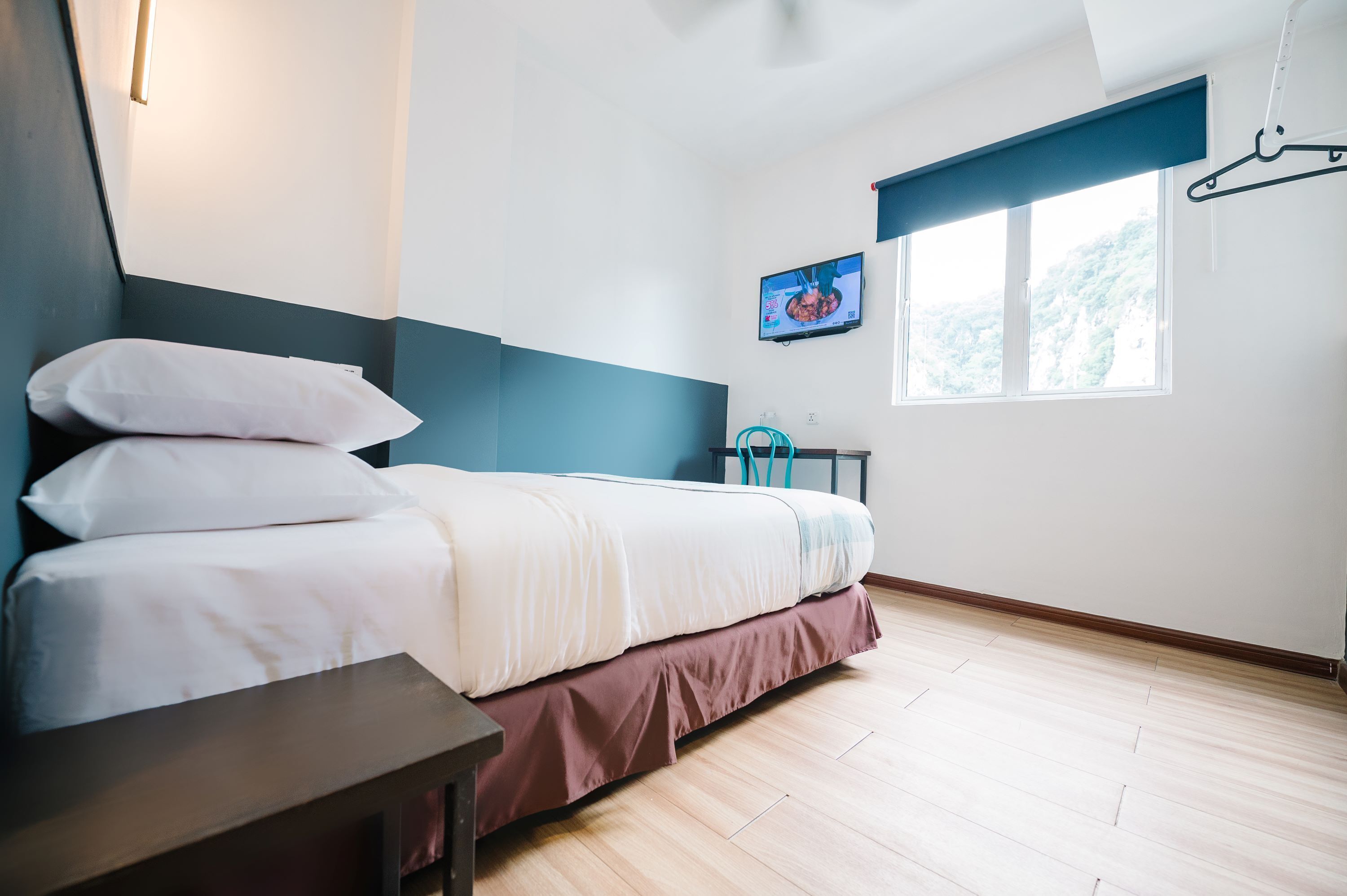 Phòng đôi, 1 giường cỡ queen, quang cảnh núi | Bàn, truy cập Internet không dây miễn phí, bộ trải giường 