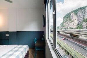 Double Room, 1 Queen Bed, Mountain View | Desk, free WiFi, bed sheets