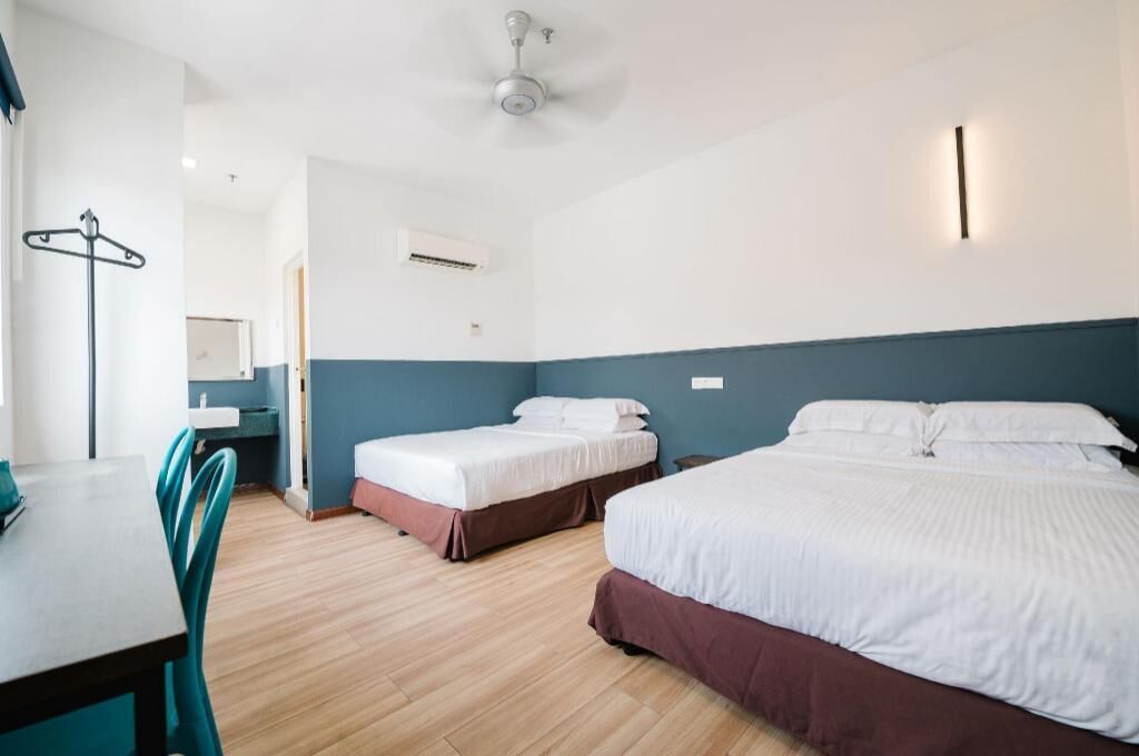 Escritorio, wifi gratis y ropa de cama 