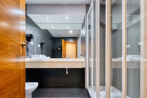 Hair dryer, bidet, heated floors, towels - Checkin Madrid Móstoles (Fuenlabrada)