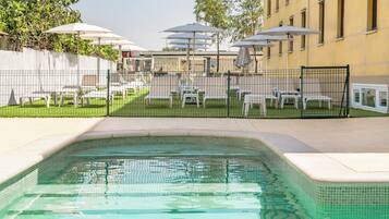 Una piscina al aire libre de temporada