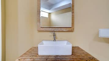 Kamar Double Deluks | Kamar mandi | Shower, pancuran hujan, handuk, dan sabun