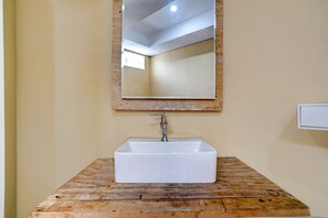 Deluxe Double Room | Bathroom | Shower, rainfall showerhead, towels, soap