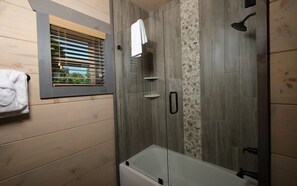Ensemble douche/baignoire, serviettes fournies