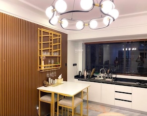 Réfrigérateur, micro-ondes, cafetiÚre/bouilloire, bouilloire électrique