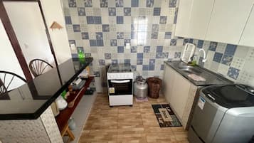 Kühlschrank, Mikrowelle, Ofen, Kochgeschirr/Geschirr/Besteck