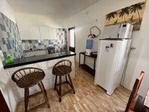 Kjøleskap, mikrobølgeovn, ovn og kjøkkenutstyr