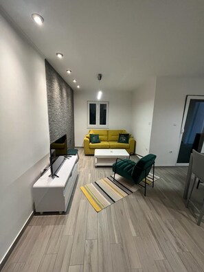 TV - A2 apt With Balcony and sea View, 3 min to Beach (Trogir)