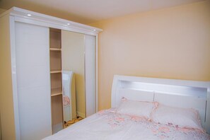 3 bedrooms, WiFi - The White House (Dudley)