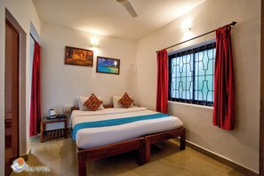 Single Room | Laptop workspace, blackout drapes, bed sheets - Salotel- near Mae De Deus Church (Saligao)