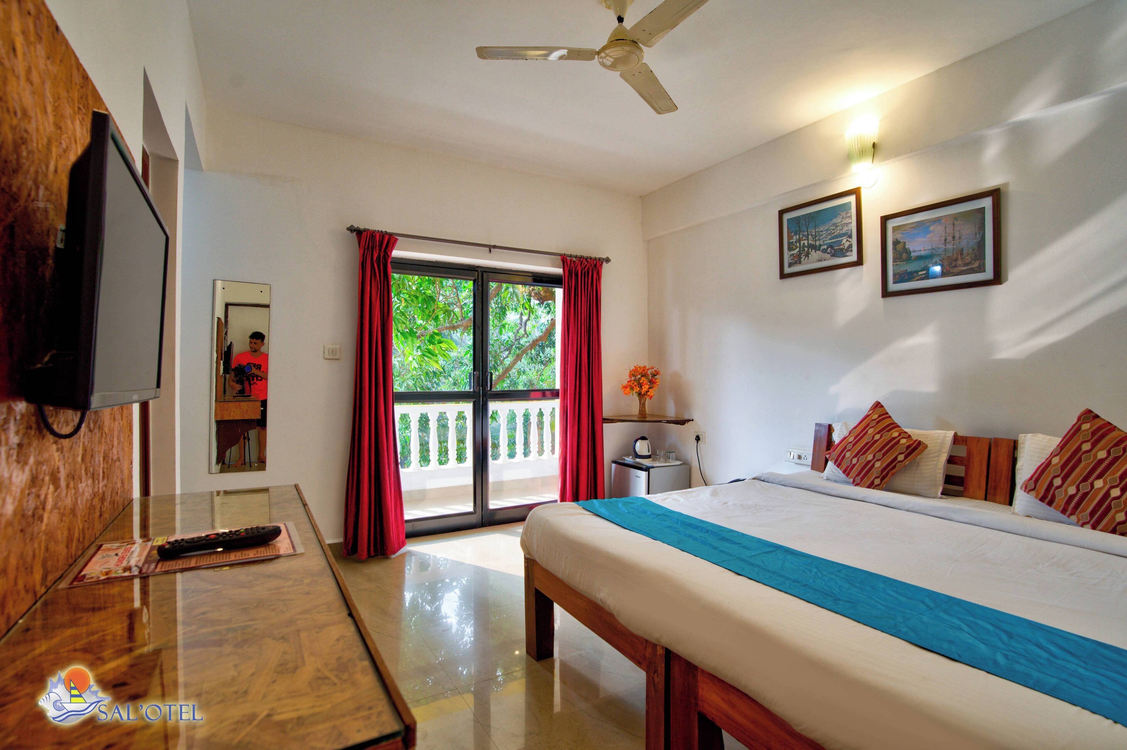 Deluxe Double Room | Laptop workspace, blackout curtains, bed sheets