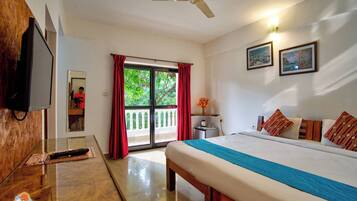 Deluxe Double Room | Laptop workspace, blackout curtains, bed sheets