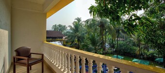 Salotel- near Mae De Deus Church