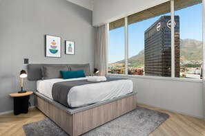 Caja de seguridad en la habitación y espacio para trabajar con laptop 