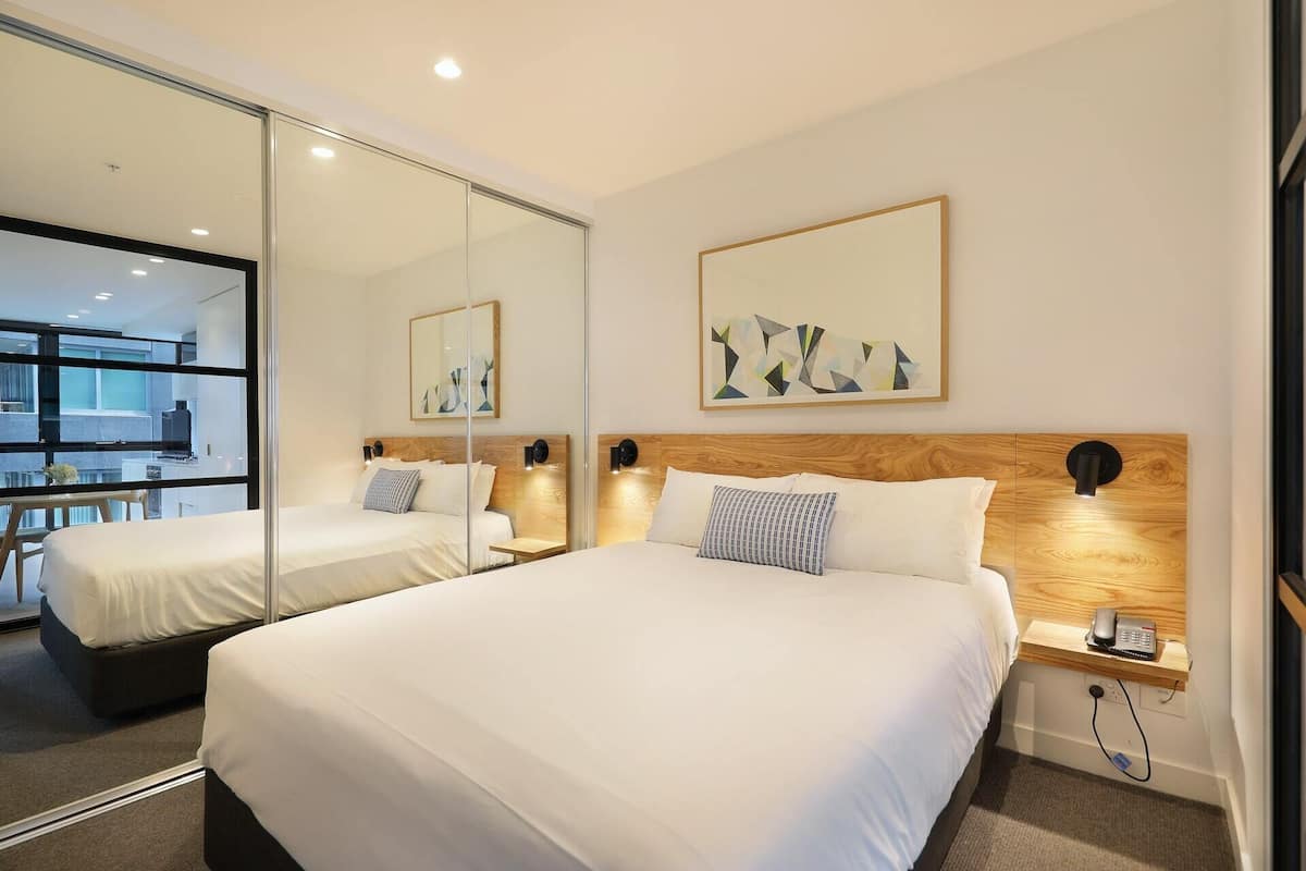 Leilighet – executive, 1 queensize-seng | Safe på rommet, skrivebord, blendingsgardiner og strykejern/-brett