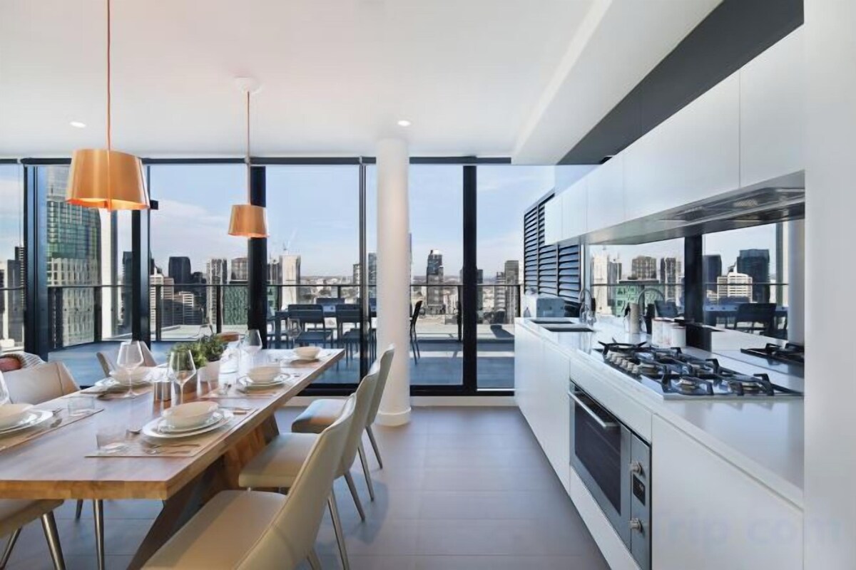 Private kitchen | Full-size fridge, microwave, oven, stovetop