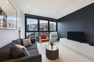 Familjelägenhet | Vardagsrum | 42-tums smart-tv med digitalkanaler, tv och Netflix