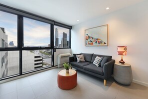 Apartamento ejecutivo, 1 cama de matrimonio | Zona de estar | Smart TV de 42 pulgadas con canales digitales, una televisión